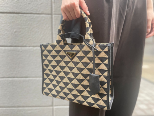 新作【PRADA】スモールシンボル 刺繍入り ハンドバッグ ブラック 新作【PRADA】スモールシンボル 刺繍入り ハンドバッグ ブラック