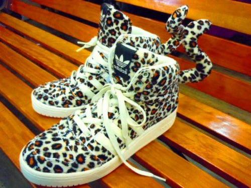 アディダスのスニーカー