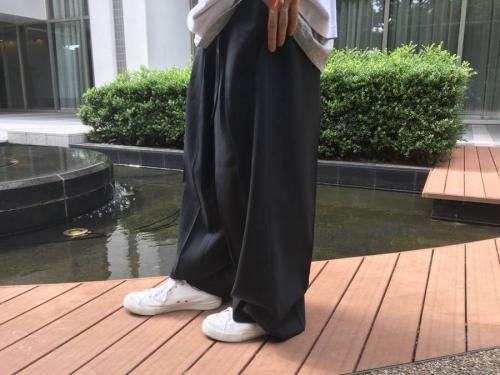 モードのワイドパンツ