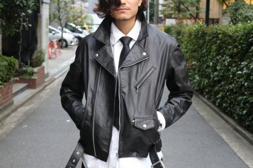 レザージャケットの三鷹
