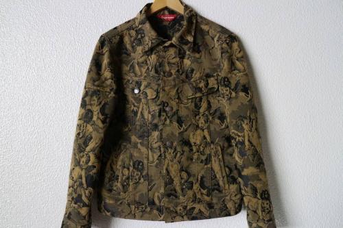 ノースフェイスのSUPREME