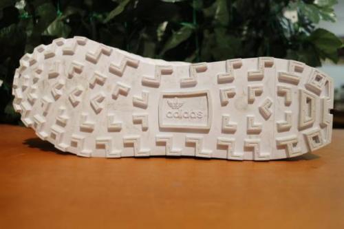 スニーカーのスポーツ