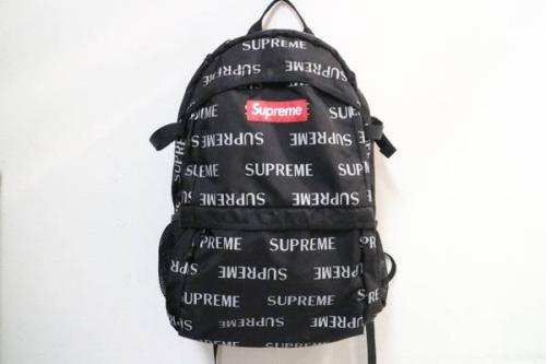 SUPREMEのスケーター