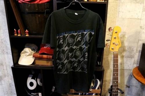 中古のバンドTシャツ