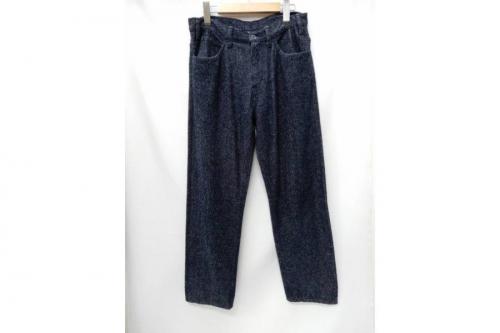 ボトムスのデニムパンツ