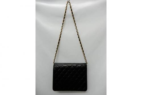 ショルダーバッグのシャネル