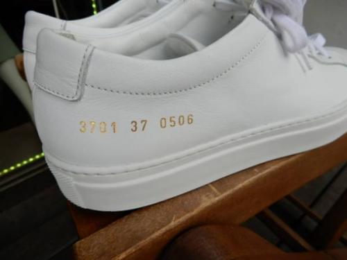 レザースニーカーの三鷹