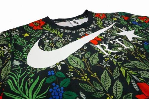 Floral Drifit TeeのTシャツ