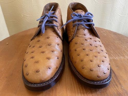 トリッカーズのオーストリッチチャッカーブーツ