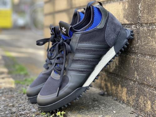 アディダス××シーピーカンパニーのスニーカー