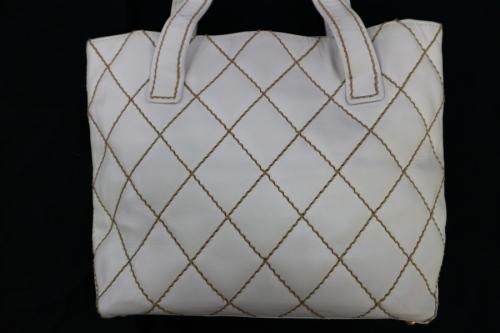 シャネルのワイルドステッチトートバッグ