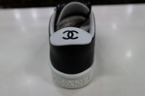 シャネルのシューレースロゴレザースニーカー