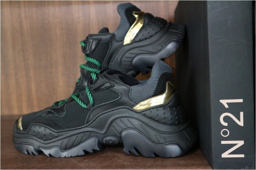 スニーカーのN°21