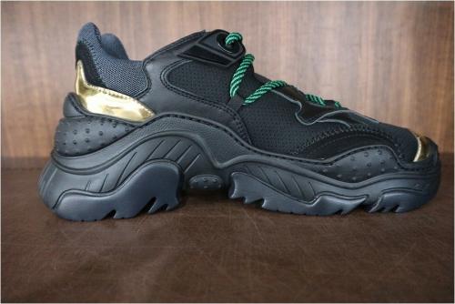 BILLYのダットスニーカー