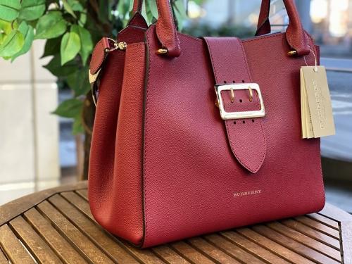 バーバリーのMEDIUM BUCKLE TOTE　GRAIN SOFT　4029020　