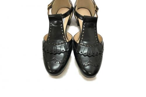 ネブローニのウイングチップストラップシューズ