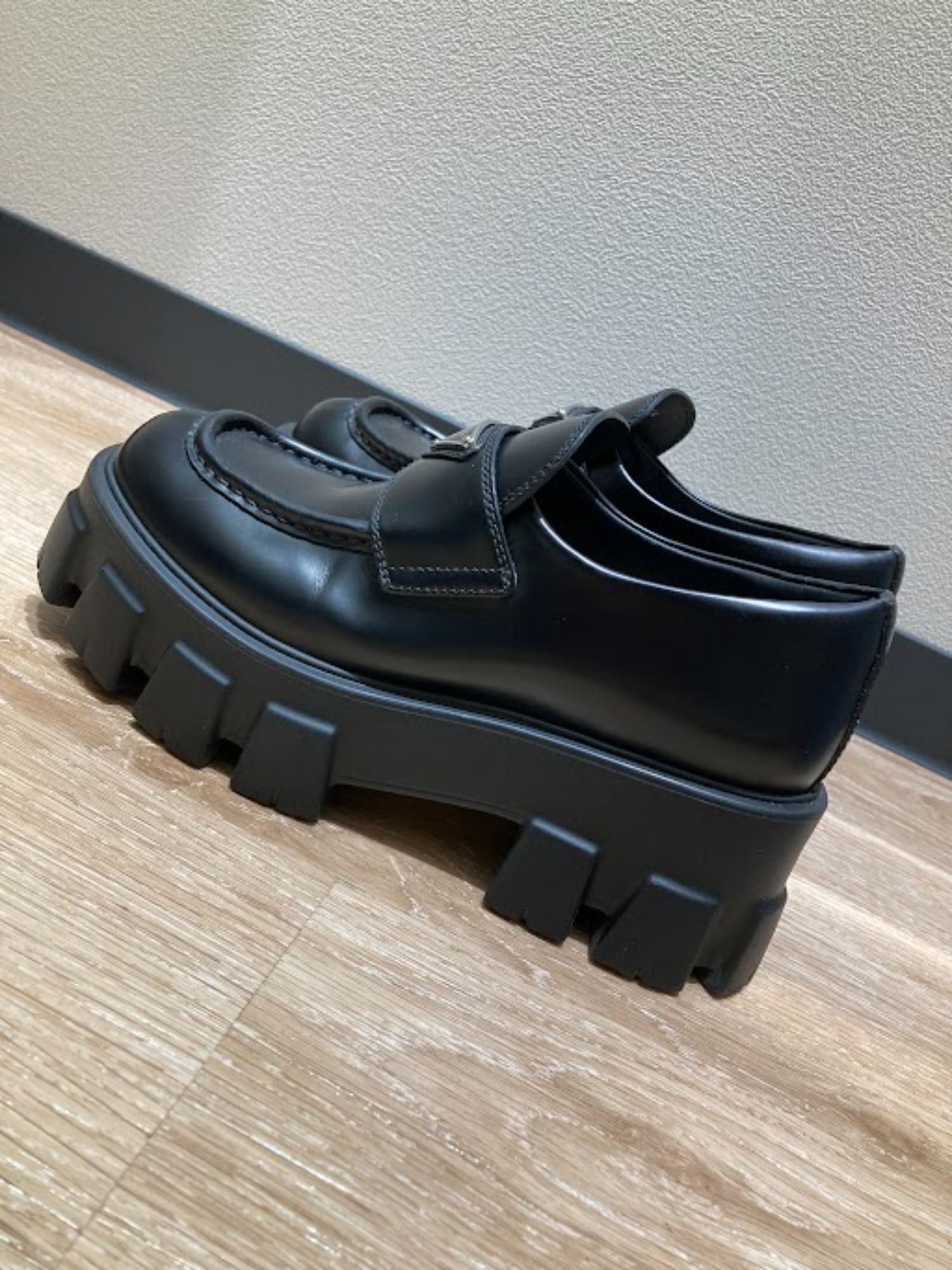 PRADA/プラダ】モノリス レザーローファーを買取入荷致しました