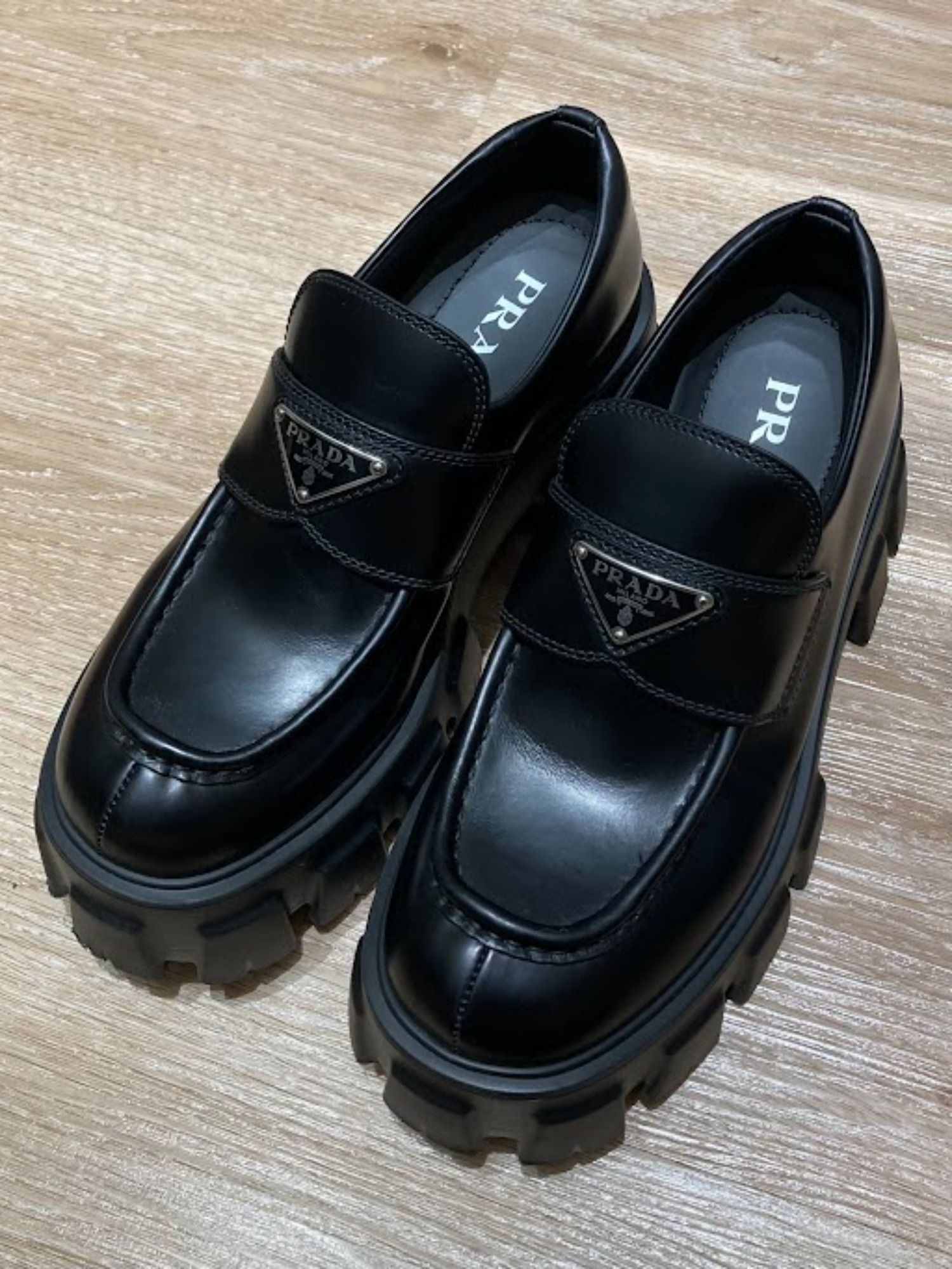 PRADA/プラダ】モノリス レザーローファーを買取入荷致しました