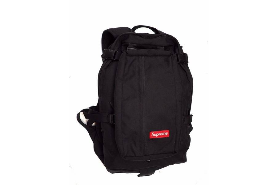 シンプルな赤ボックスが◎ Supreme（シュプリーム）のバックパックを 