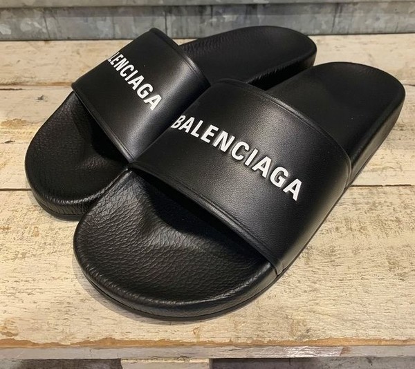BALENCIAGA バレンシアガ 黒いラバー製かごバッグ 物々しい