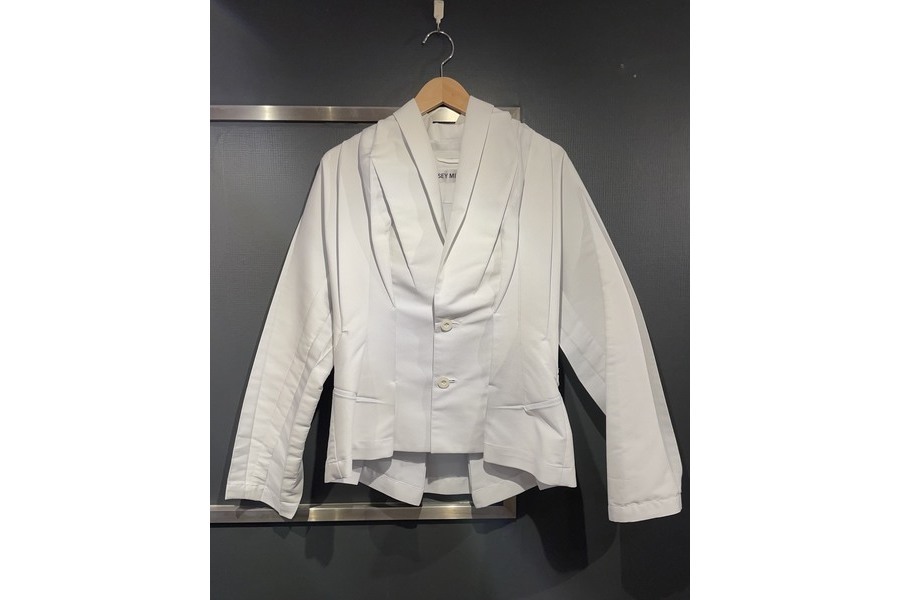 買取強化ブランド【ISSEY MIYAKE】より【プリーツテーラードジャケット
