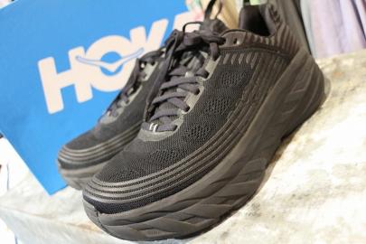 「スニーカーのHOKAONEONE 」