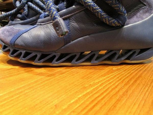 スニーカーのカンペール