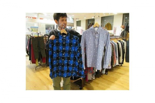 トップスの長袖シャツ