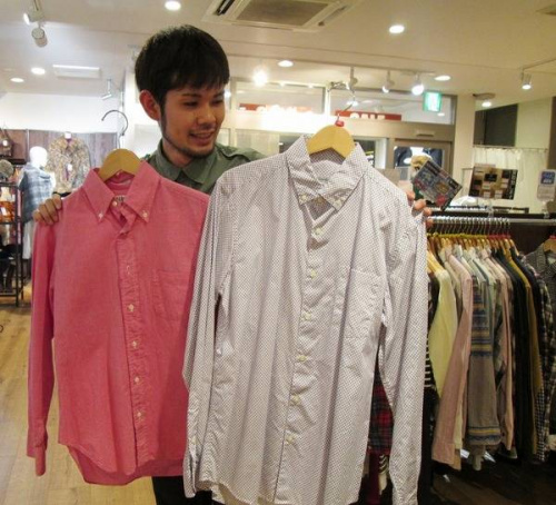 トップスの長袖シャツ