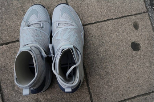 スニーカーのフラグメント