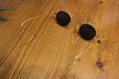 サングラスのTHOM BROWNE