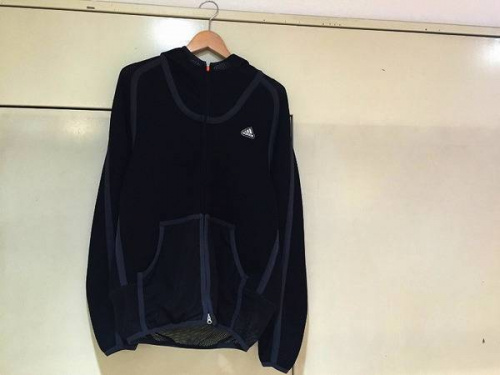 カラーのアディダス