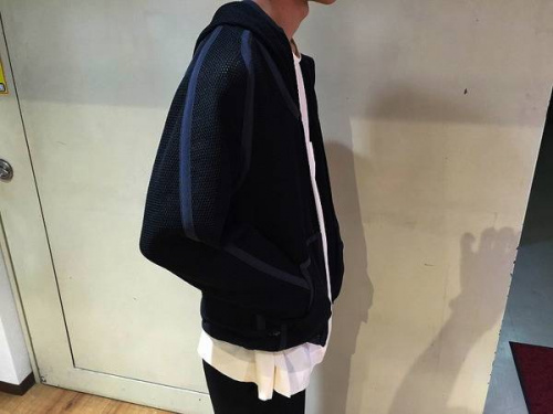 アディダスのメッシュパーカー