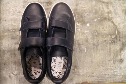 ベクロスニーカーのadidas