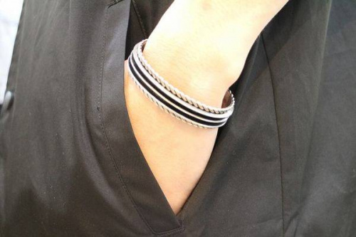 バングルのTOM HAWK