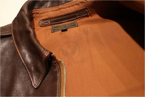 ホースレザーのバーシティ