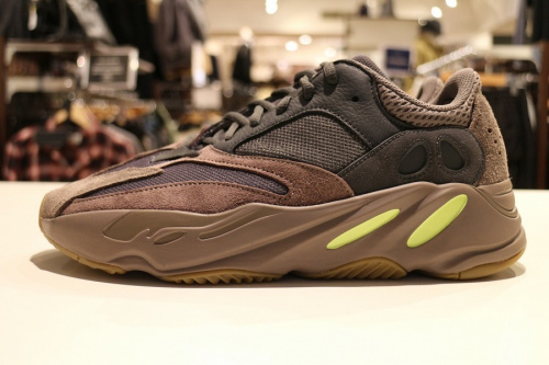 イージー700のアディダス