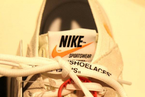 NIKEのオフホワイト