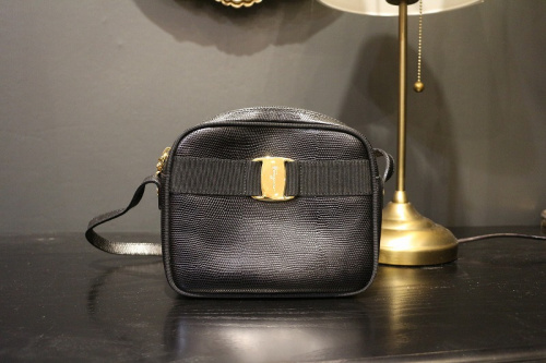 ヴァラリボンのショルダーバッグ