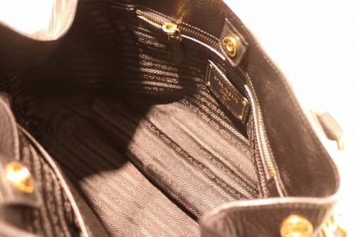 プラダのバッグ