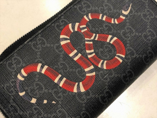 グッチのキングスネークジップウォレット