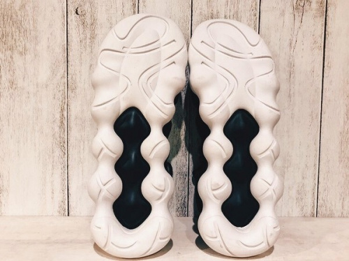 ワイスリーのスニーカー