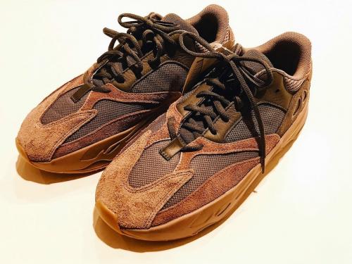 アディダス×イージーブーストのYEEZYBOOSTYE700