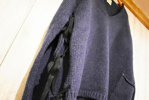 Vネックのスリットニット