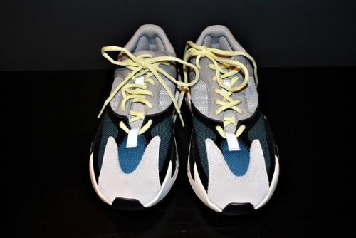 WAVE RUNNERのYEEZY BOOST 700