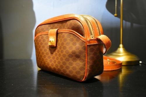 ショルダーバッグのマカダム柄