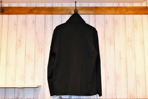 ストーンアイランドのコンパスロゴ腕章