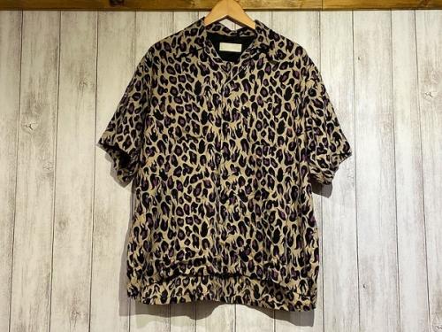 ネオンサインのオープンカラーシャツ