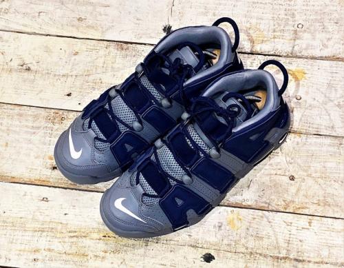 MORE UPTEMPOのスニーカー