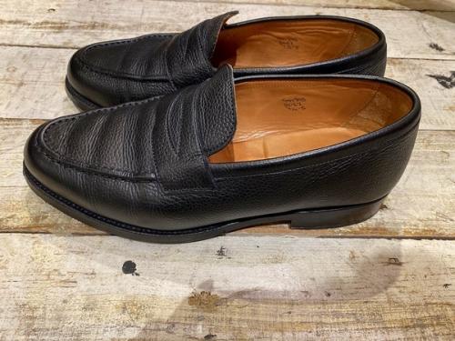 トリッカーズのローファー